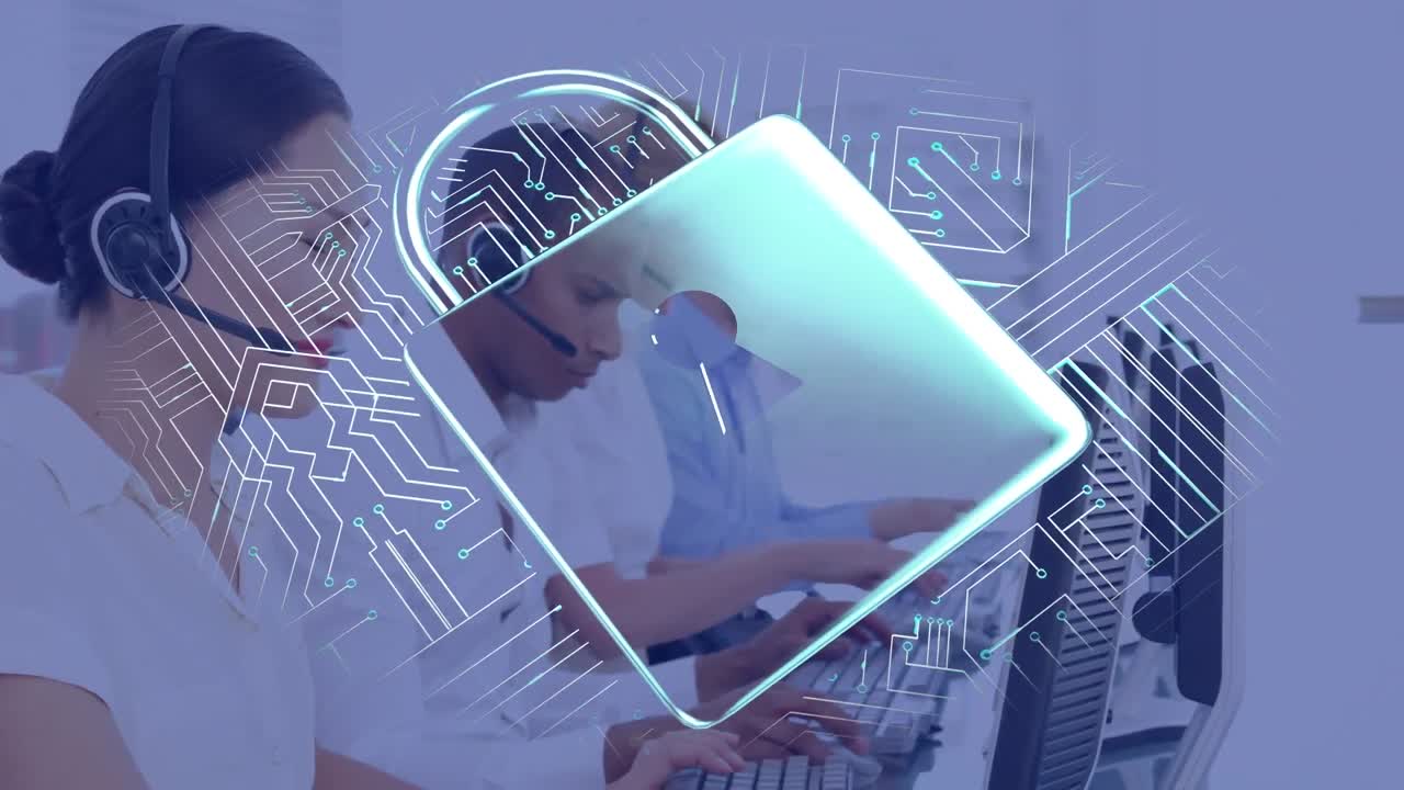 animación de candado de seguridad en línea y placa de circuito sobre personas de negocios que usan auriculares telefónicos