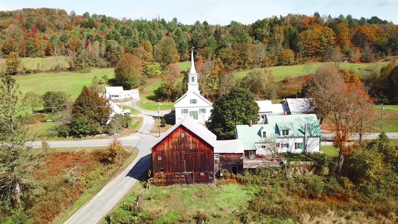 교회 도로와 농장 1이 있는 버몬트의 매력적인 작은 마을 풍경 위의 공중