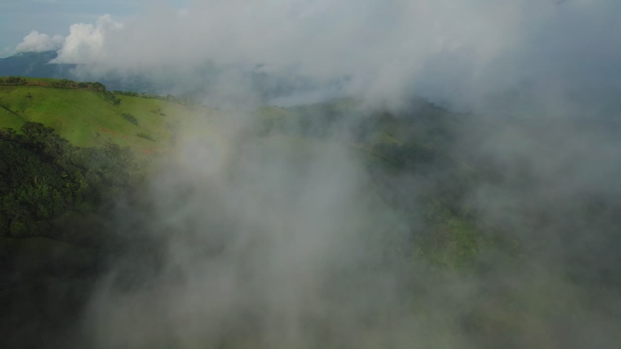 4k 해상도 드론 비행 코스타리카의 초록색 정글 숲 언덕 위의 하늘에  ⁇ 은 회색 구름