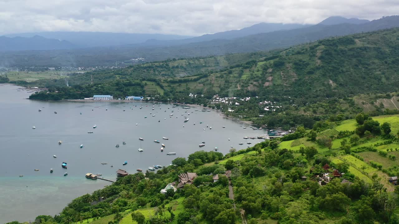 paisaje natural de montaña verde en la isla de lombok con barcos anclados en la bahía de mentigi, antena