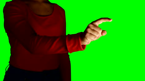 mujer fingiendo usar una pantalla invisible