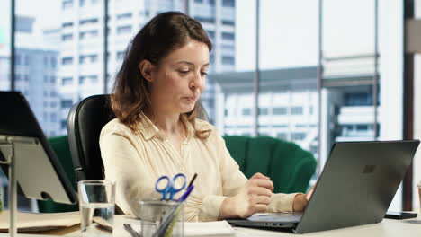 una mujer empresaria poderosa se centra en la planificación estratégica
