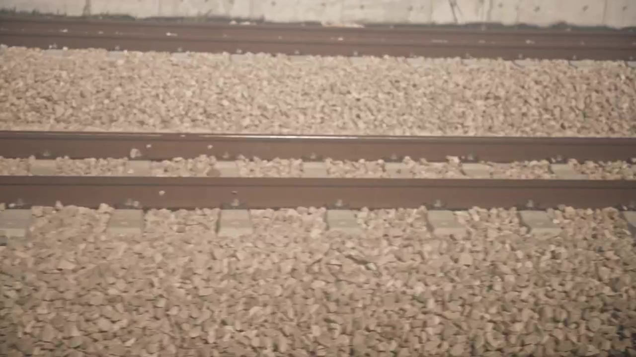 Olhando para os trilhos de um trem em movimento