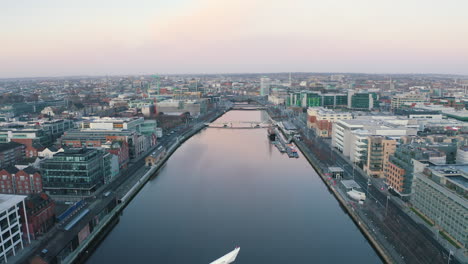 vuelo aéreo a través de la capital de irlanda, dublín, filmado en 4k este metraje aéreo comienza en el puente samuel beckett y va todo el camino pasado liberty hall