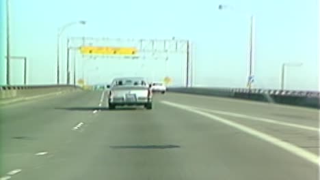1984 conduciendo sobre el puente marquam en portland, oregon
