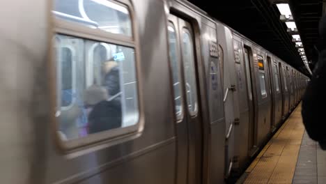 Plataforma-De-La-Estación-De-Metro-De-Harlem-De-La-Ciudad-De-Nueva-York-Tren-Que-Llega-Línea-E-Cámara-Lenta