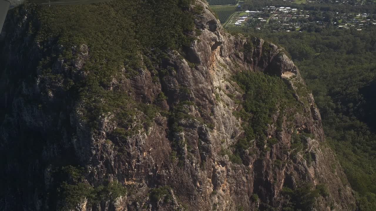 Glass House Mountains, Cime Vulcaniche Nell'entroterra della Sunshine Coast Nel Queensland, Australia. Ripresa Aerea Ravvicinata