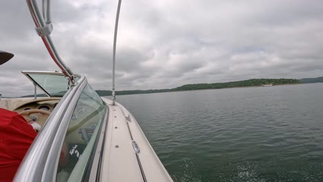 vista lateral del barco navegando a altas velocidades
