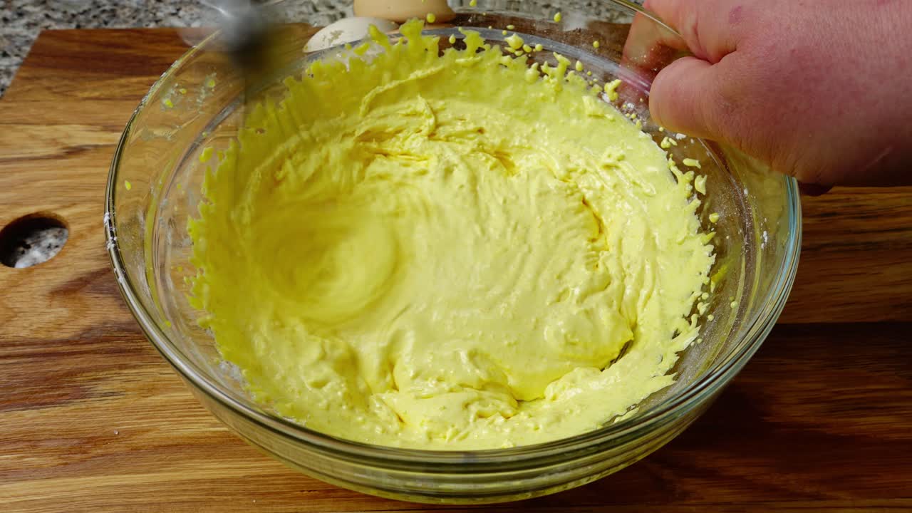 Mastication of yolks with icing sugar. Preparation of custard. Time lapse