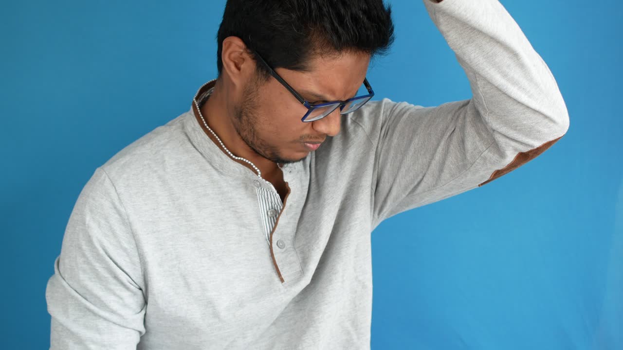 젊은이가 그의 팔꿈치 새를 맡고, 나쁜 새 개념