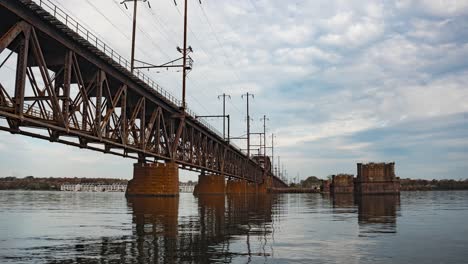 Zeitraffer-Von-Durchziehenden-Wolken-An-Einem-Bewölkten-Tag-Und-Spiegelungen-Auf-Dem-Wasser