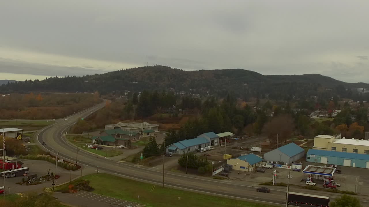 ciudad de coquille en el sur de oregon vista aérea del condado de coos que muestra el tráfico de la autopista 42