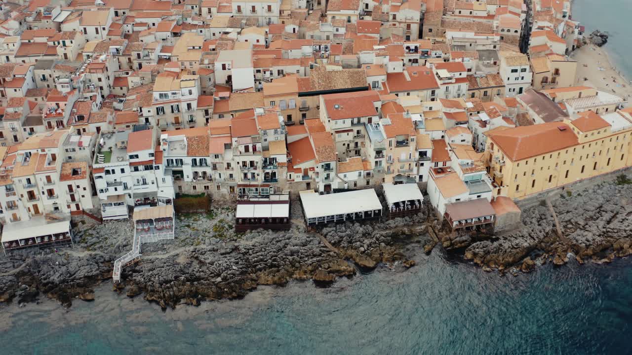 바가에 있는 절벽 위에 있는 역사적인 건물들의 공중 전망. 시칠리아의 중세 도시 세팔루. 이탈리아 마을.