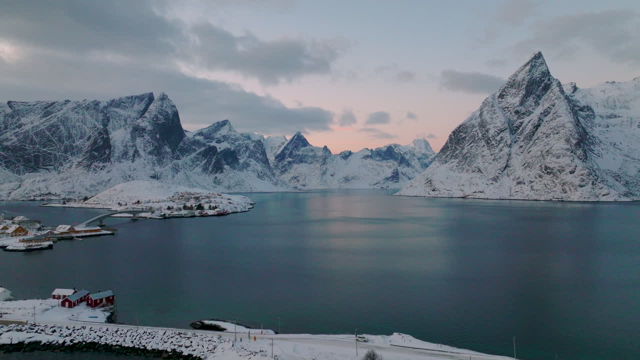 Reine, vista aerea attraverso le isole Lofoten, Norvegia settentrionale, paesaggio montuoso invernale ghiacciato