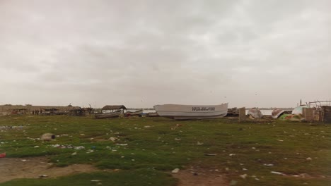 Ein-Blick-Auf-Das-Land-In-Der-Nähe-Des-Flusses-Senegal,-Saint-Louis,-Senegal