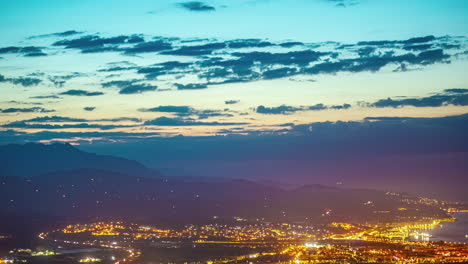 timelapse: la ciudad se despierta al amanecer cuando las luces se apagan