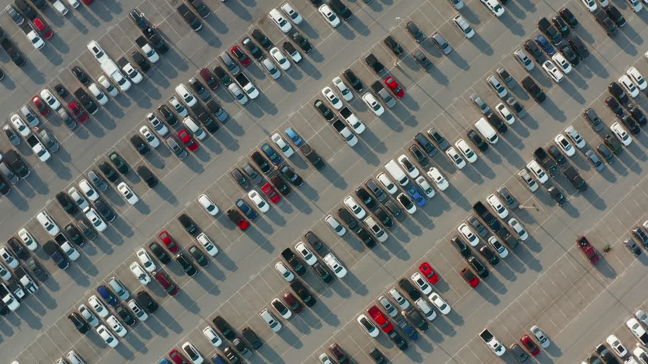 신규 및 중고차, 트럭, suv가 있는 주차장의 공중 하향식 궤도