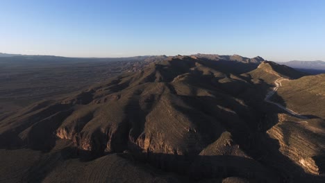 Luftaufnahme-Der-Berge-Des-Nationalparks-Peguin-In-Chihuahua-Bei-Sonnenuntergang
