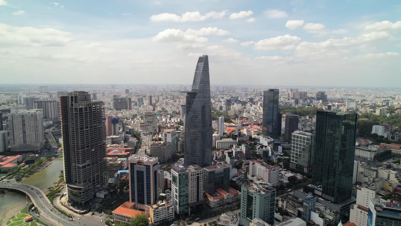 establecimiento de una vista aérea a vista de pájaro del horizonte panorámico de saigon vietnam en el distrito financiero 1 durante el día