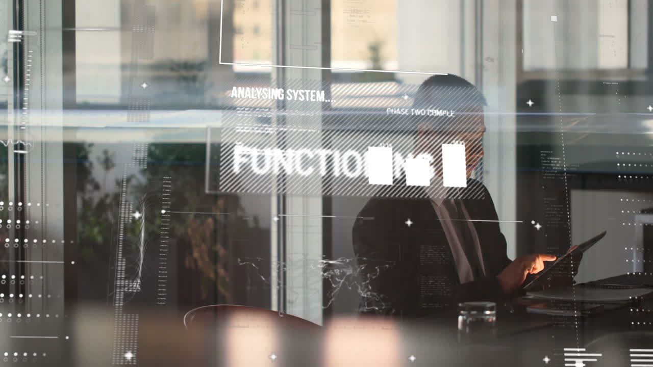 animación del procesamiento de datos financieros sobre hombre de negocios biracial