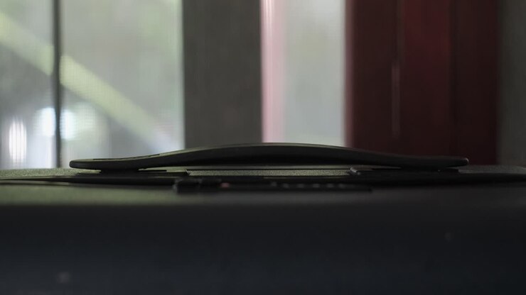 Primo piano statico di una mano che afferra e solleva la maniglia superiore di una valigia da viaggio