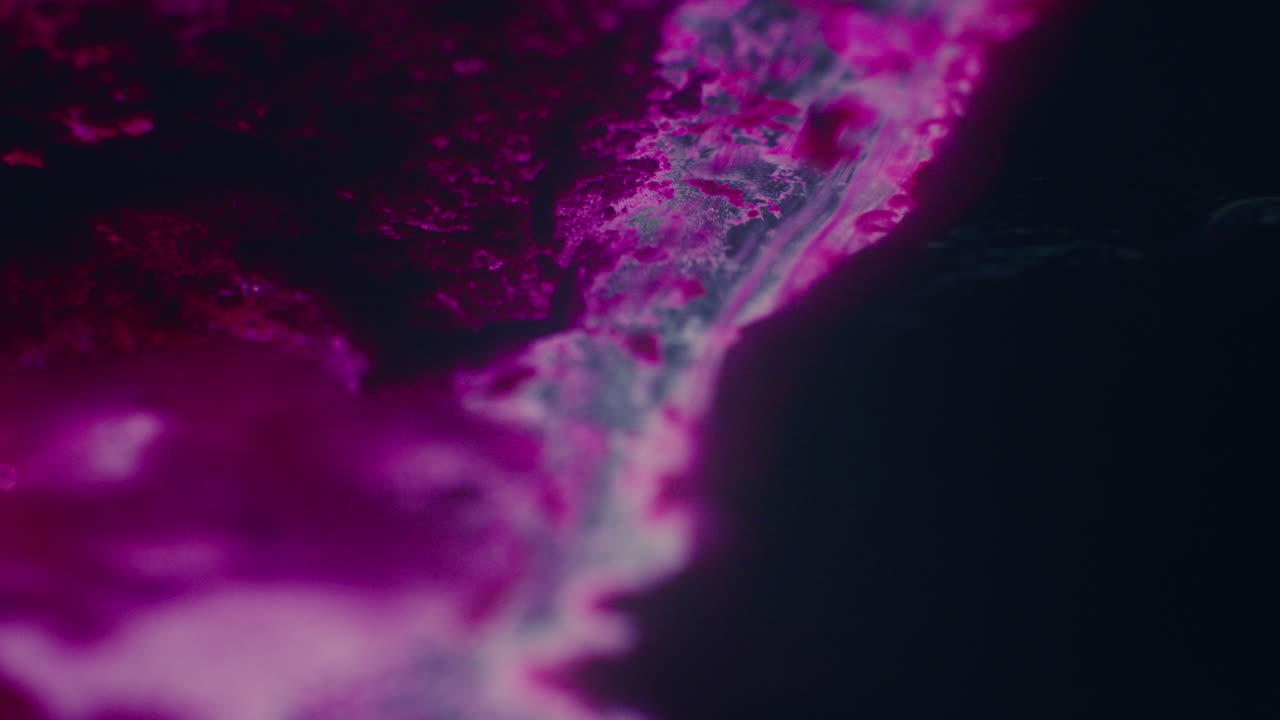 Primi piani macro colorati e organici di liquidi che vibrano e scorrono.