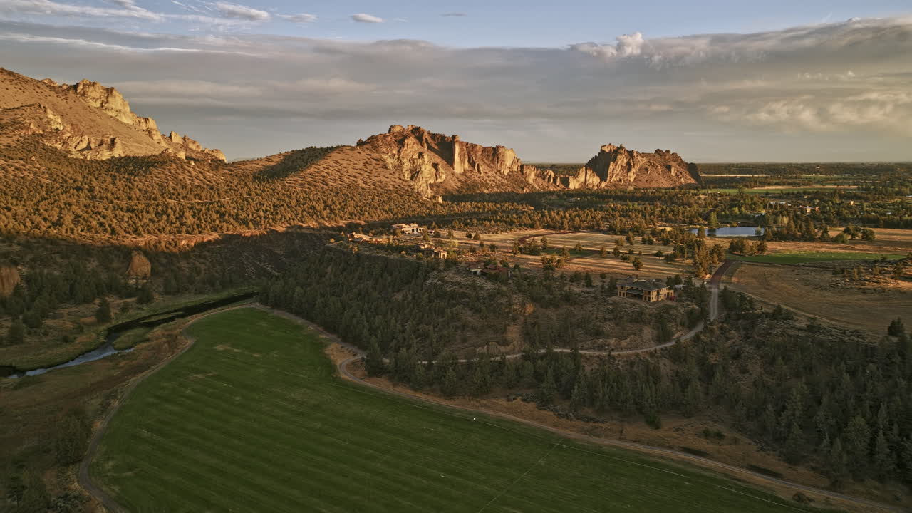 테레본 오리건 에어리얼 v60 플라이오버 셔우드 캐니언 곡선 강을 따라 아름다운 랜치 저택을 포착 광활한 농지로 둘러싸인 스미스 록 전망 - mavic 3 영화 - 2022년 8월