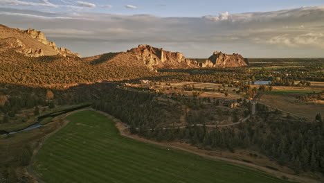 Terrebonne,-Oregon,-Antena-V60,-Sobrevuelo-Del-Cañón-De-Sherwood-A-Lo-Largo-Del-Río-Torcido,-Que-Captura-Hermosas-Mansiones-Estilo-Rancho-Rodeadas-De-Vastas-Tierras-De-Cultivo-Con-Vistas-A-Smith-Rock---Rodada-Con-Mavic-3-Cine---Agosto-De-2022