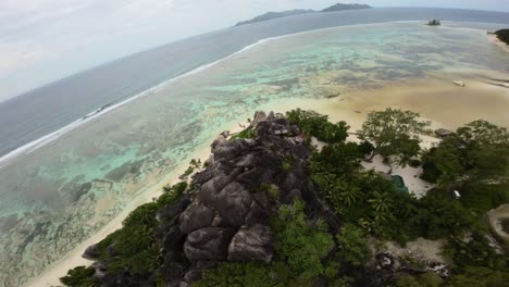 Filmando-En-Una-Playa-De-Anse-Source-D&#39;argent-En-Seychelles-En-Una-Isla-Mahe,-Video-De-árboles-Increíbles,-Rocas-De-Seychelles,-Costa-Y-Paisajes-Circundantes-De-Seychelles