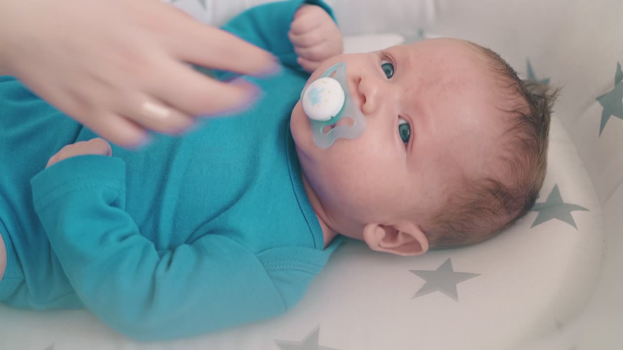 엄마는 울고 있는 아들에게 편안한 코콘으로  ⁇ 청이를 줍니다.