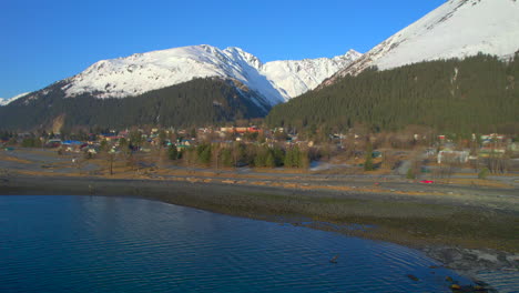 Vista-Panorámica-De-Seward-Alaska-Y-Montañas-Al-Amanecer