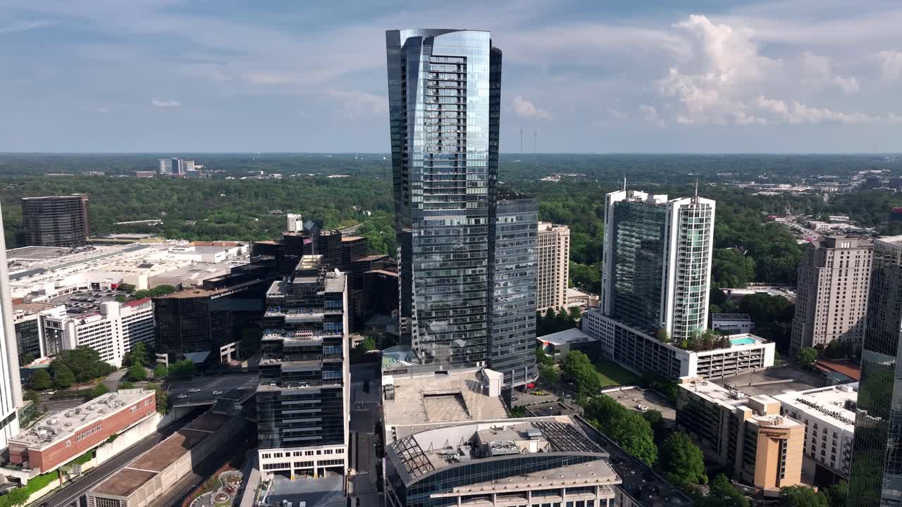 tomada de un avión no tripulado de la elegante ciudad de buckhead, edificios modernos del horizonte, georgia, ee.uu.
