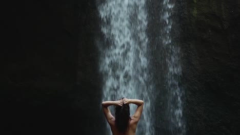 Schönes-Mädchen-Im-Bikini-Blickt-Auf-Den-Wasserfall