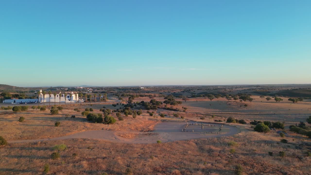 vista panorámica de una amplia área desértica con un edificio blanco.