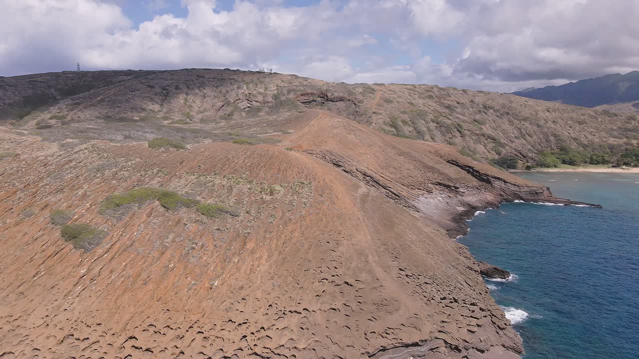 vista aérea de la panorámica de la ladera de la montaña para revelar la bahía de hanauma