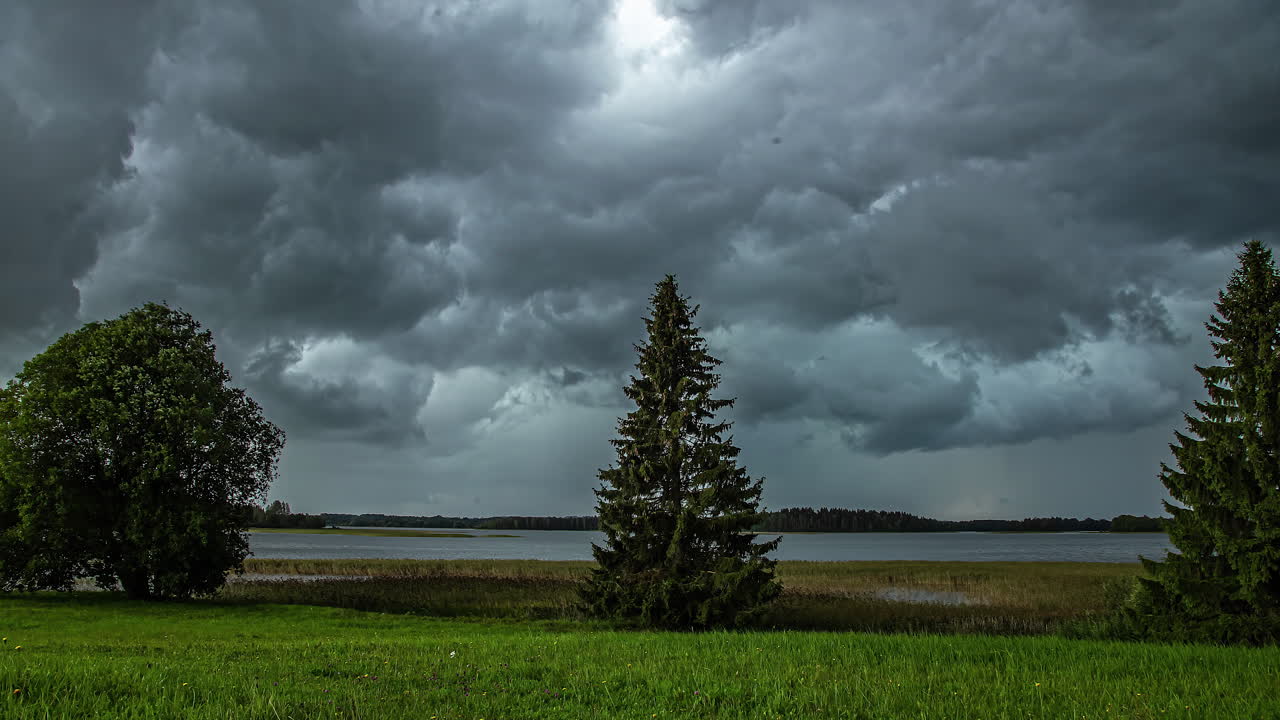 함께 움직이는 빽빽한 폭풍 구름의 시간 경과