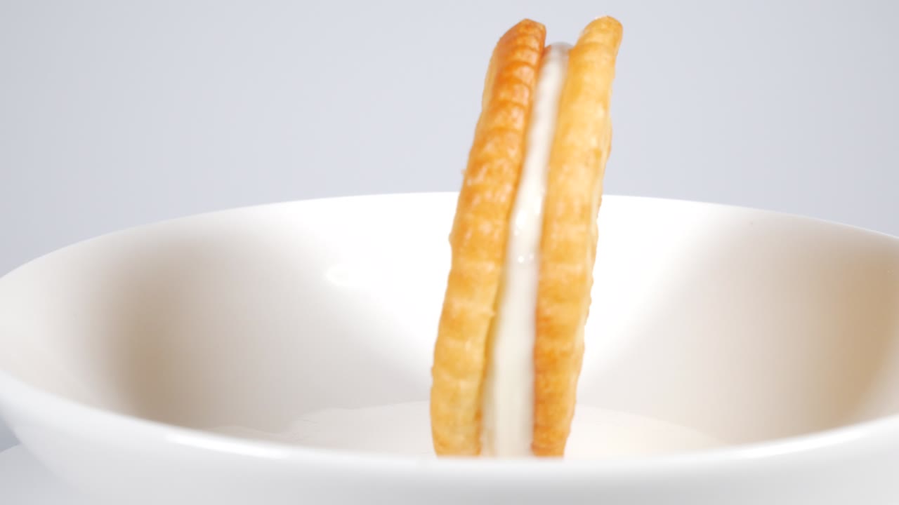 White chocolate cracker sand