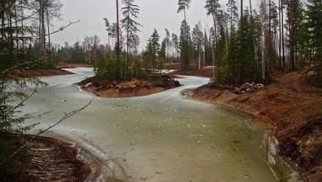 Lapso-De-Tiempo-De-Agua-Helada-En-La-Superficie-Del-Lago-En-El-Paisaje-Rural-Durante-La-Temporada-De-Invierno