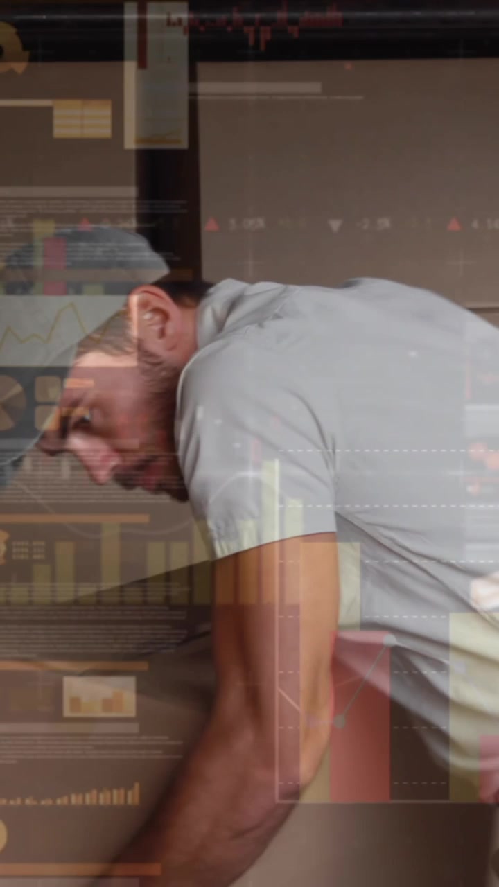 Animazione dell'elaborazione di dati finanziari su un corriere che scarica un'auto fuori da un magazzino.