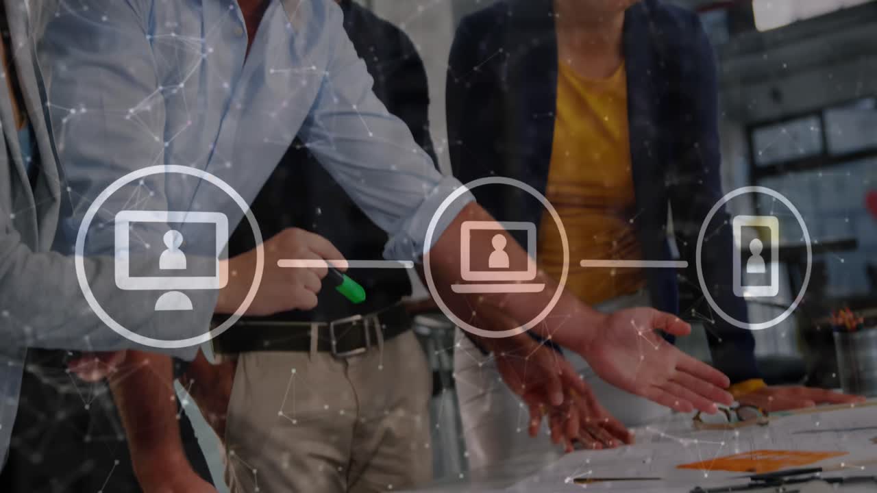 animación de iconos digitales sobre diversos colegas discutiendo sobre documentos en la oficina