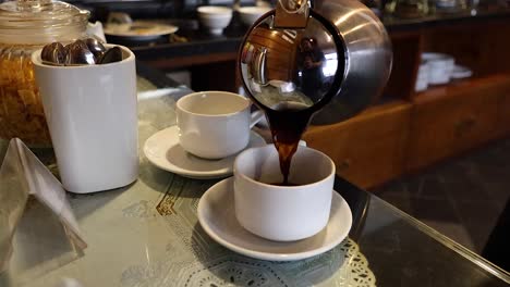 El café se vierte en una taza.