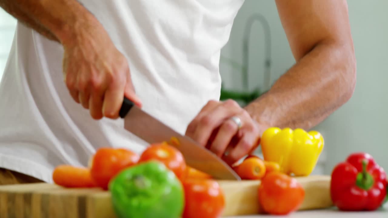 hombre cortando verduras en la cocina