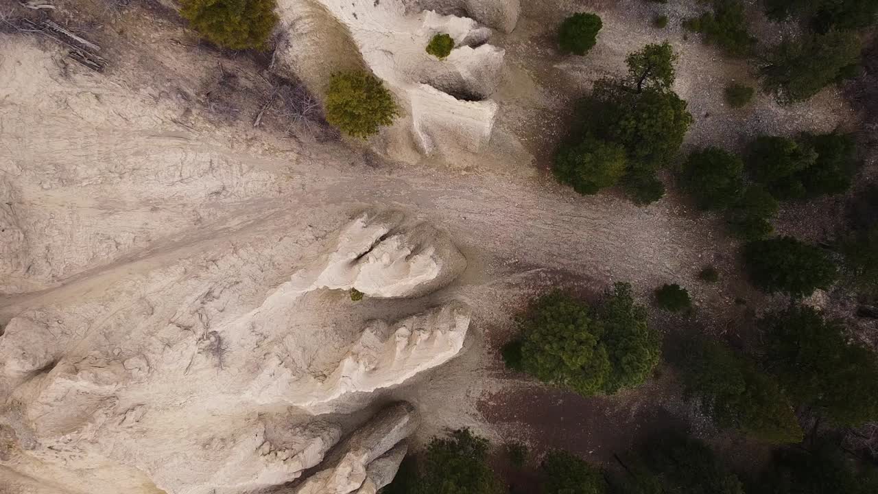 hoodoos, los acantilados de arenisca, disparo de cohete de drones mirando hacia abajo