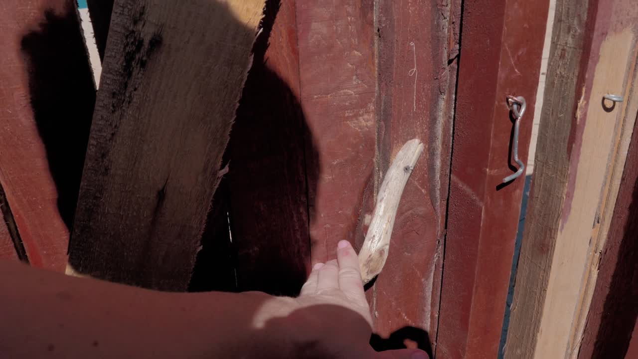 사람의 손으로 만든 나무 문이 터키즈색 바다와 함께 놀라운 열대 해변으로 문을 열고 완벽한 장소로 들어갑니다.