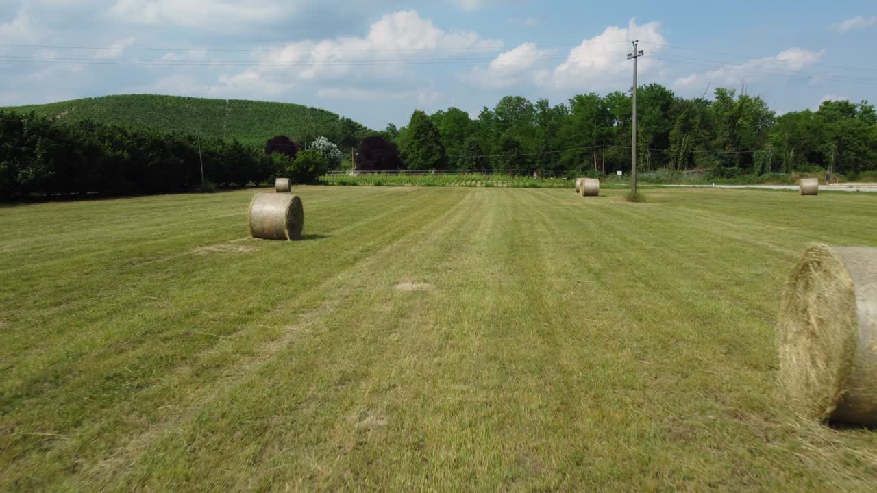balas de heno en el campo agrícola vista aérea