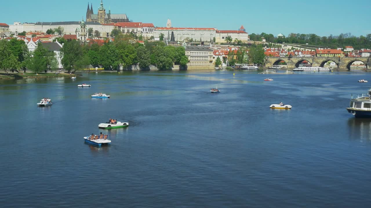 Ripresa panoramica di Praga e pedalò sulla Moldava.