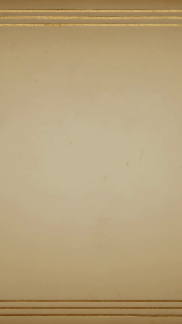 Video verticale: Registrazione di una parete beige ferma in interni, che mostra modanature decorative e segni di usura.