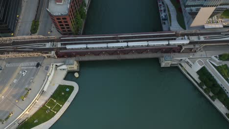 Vista-Aérea-De-Chicago-El-Tren-Subterráneo-Cruzando-El-Río-Chicago