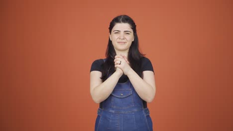 mujer mirando a la cámara haciendo un signo de confianza.