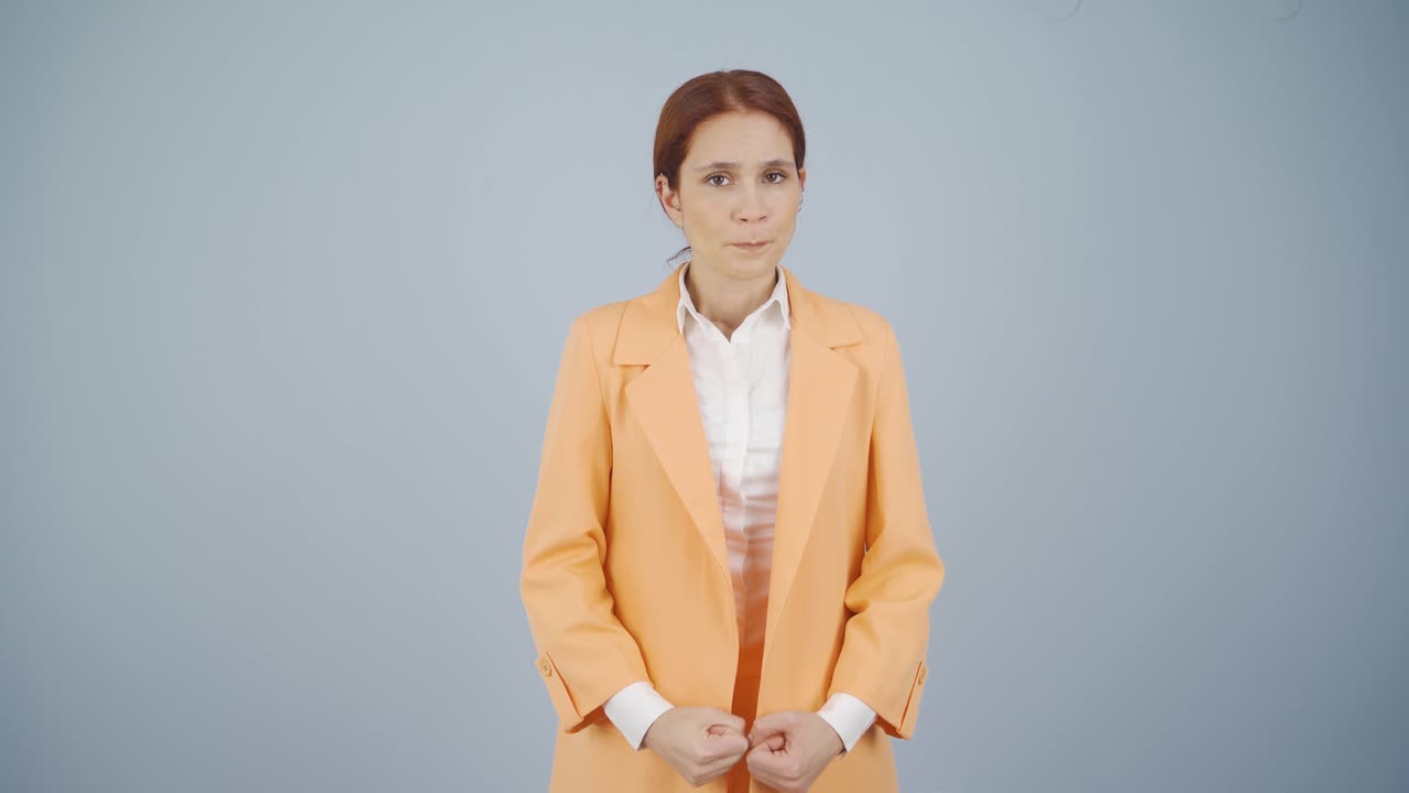 화난 사업가 여성이 카메라를 쳐다보고 있습니다.